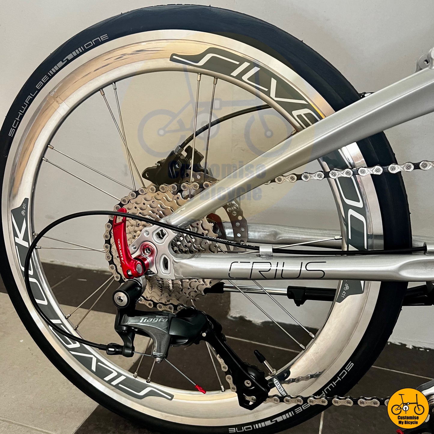 High-performance Shimano rear derailleur for seamless gear shifting