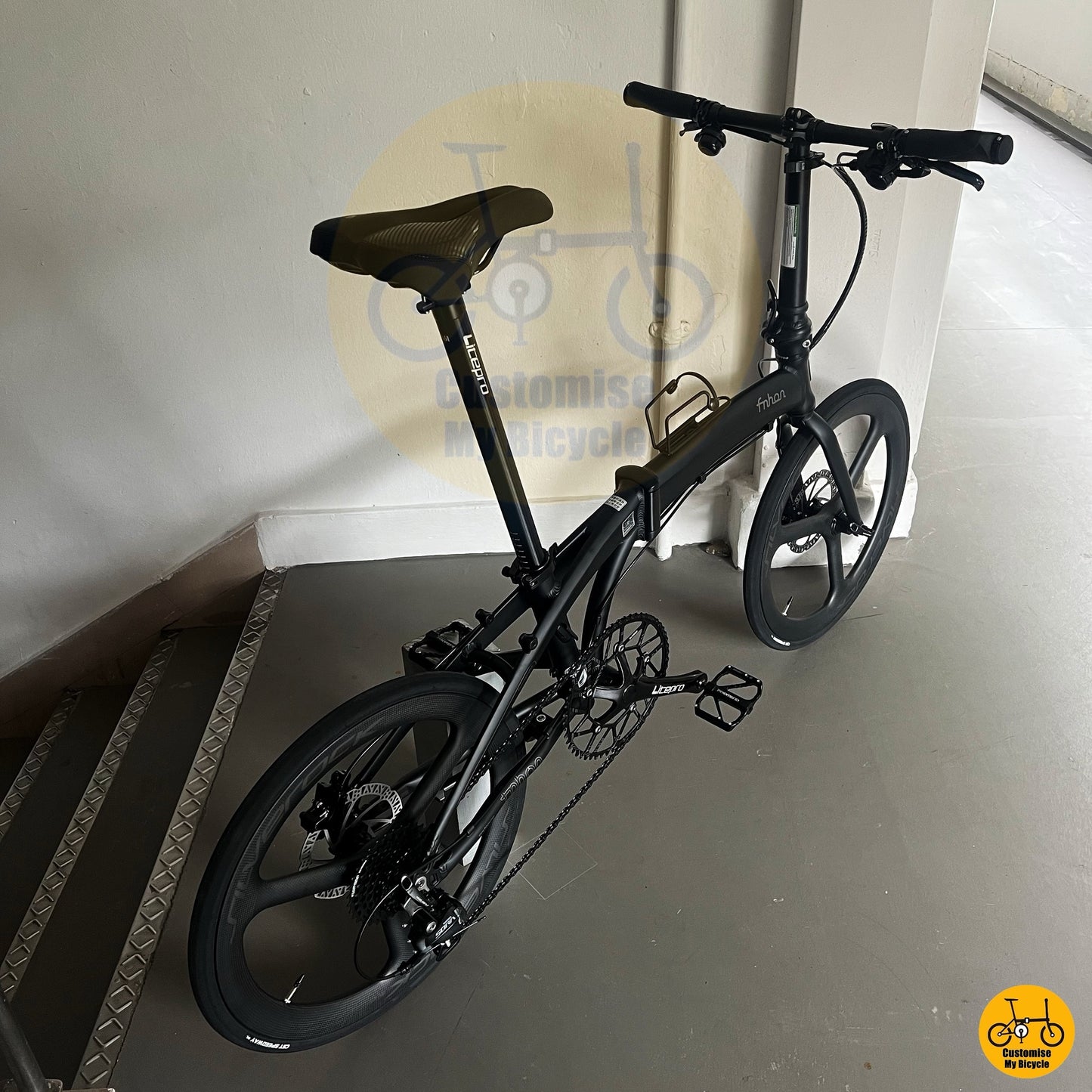 Basikal boleh lipat bergaya Batman, Fnhon Tornado 22β matte black dengan rekaan aerodinamik