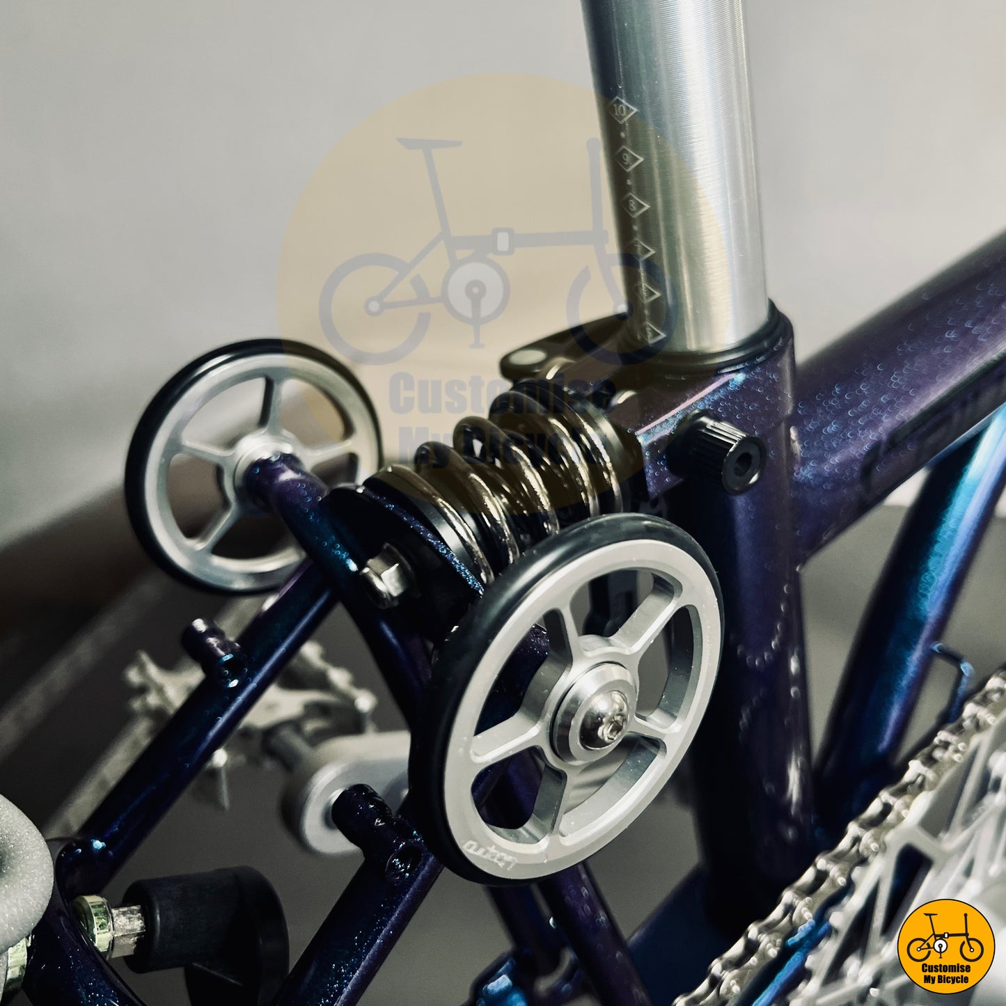 Compact foldable bicycle with vintage-style design and Ezywheels
