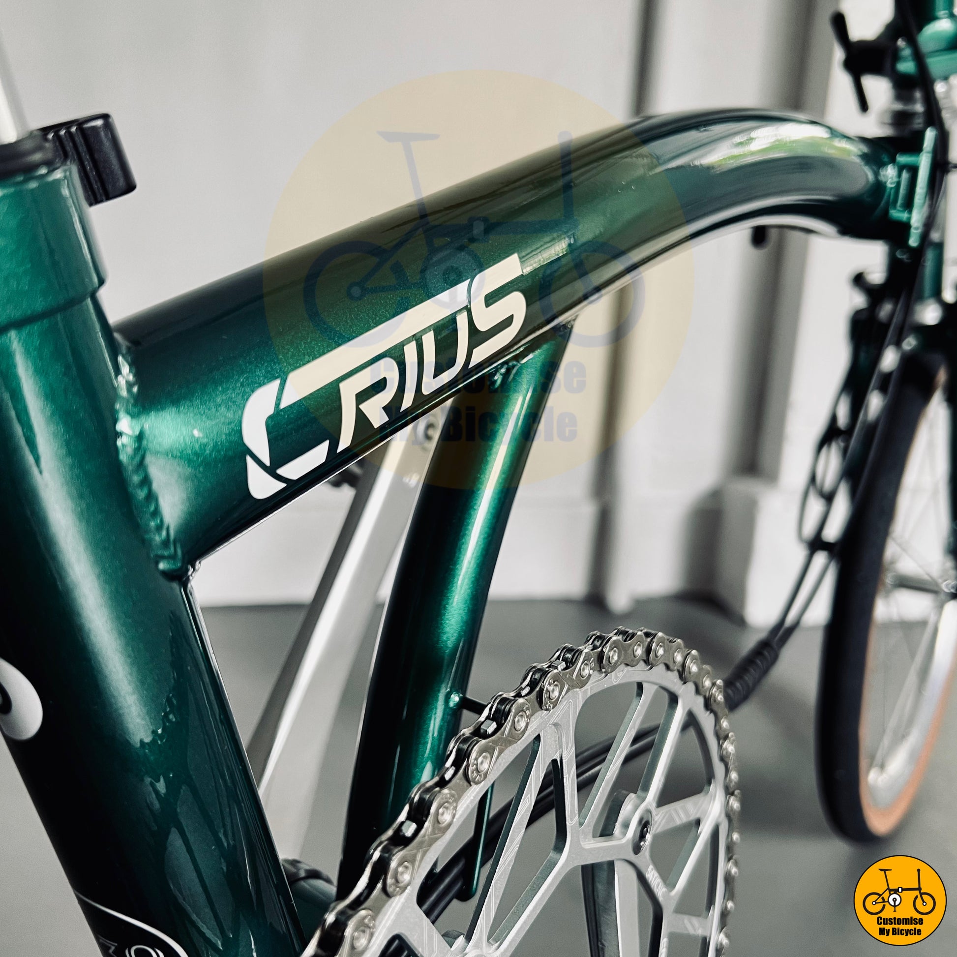 Glossy green finish on the frame for a stylish and premium feel
