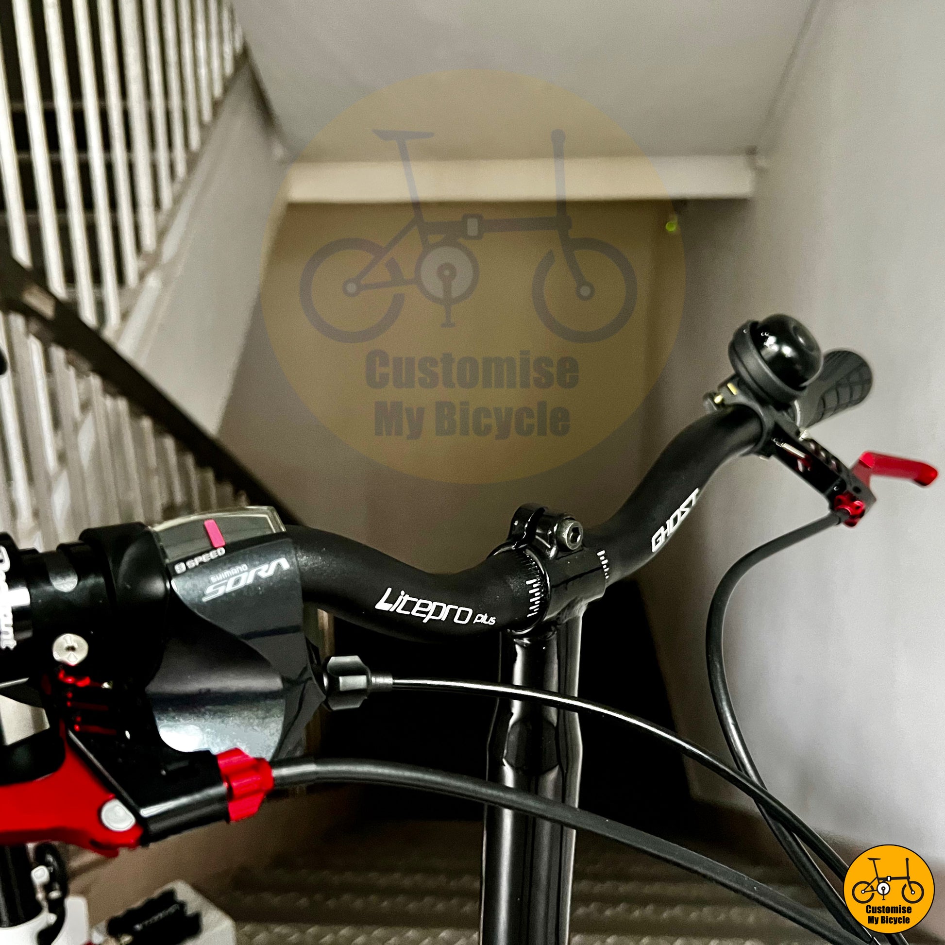 Riser handle bar on High-performance trifold bike with external derailleur for smooth shifting
