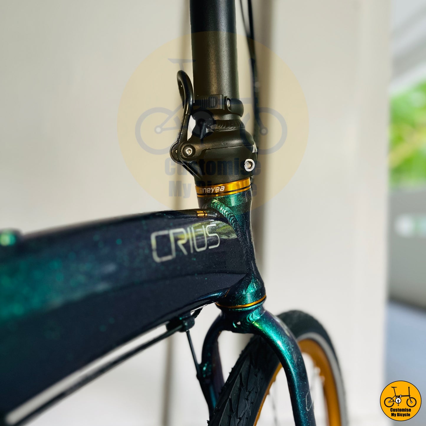 Close-up of folding mechanism and frame design on Crius Velocity 22-inch foldable bicycle

