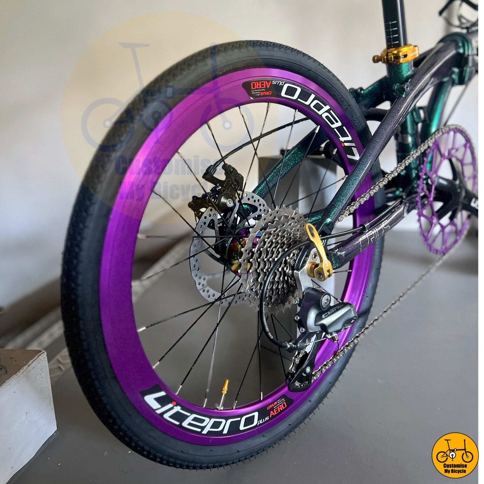 Sporty and practical foldie with a striking color contrast of green and purple
