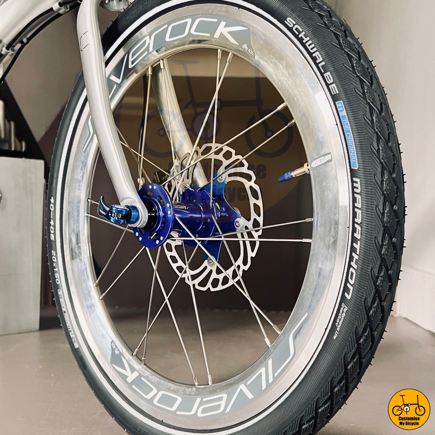 Schwalbe Marathon tyres with puncture resistance for long-distance cycling
