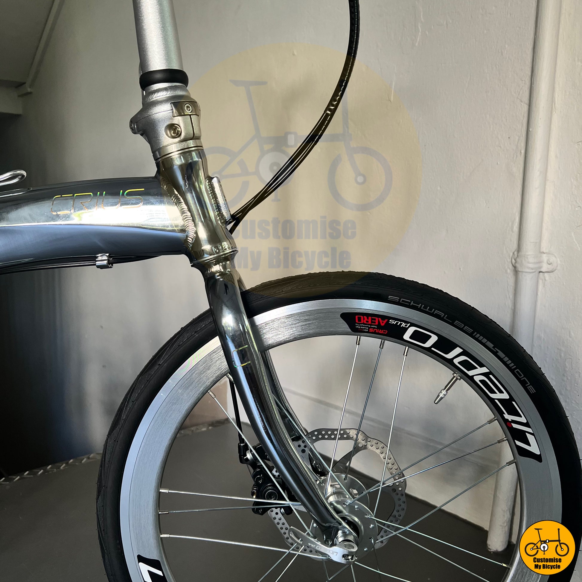 Electroplated folding bicycle with a reflective frame for a sleek city ride
