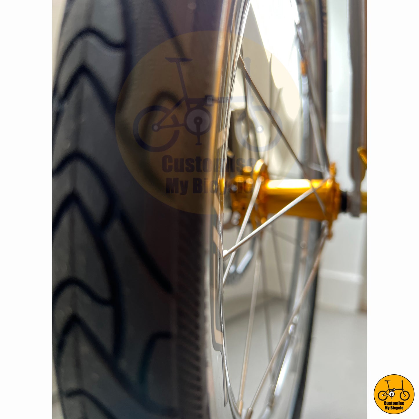 Gold hub with Silverock wheels for enhanced performance and aesthetics
