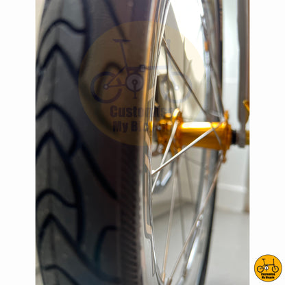 Gold hub with Silverock wheels for enhanced performance and aesthetics
