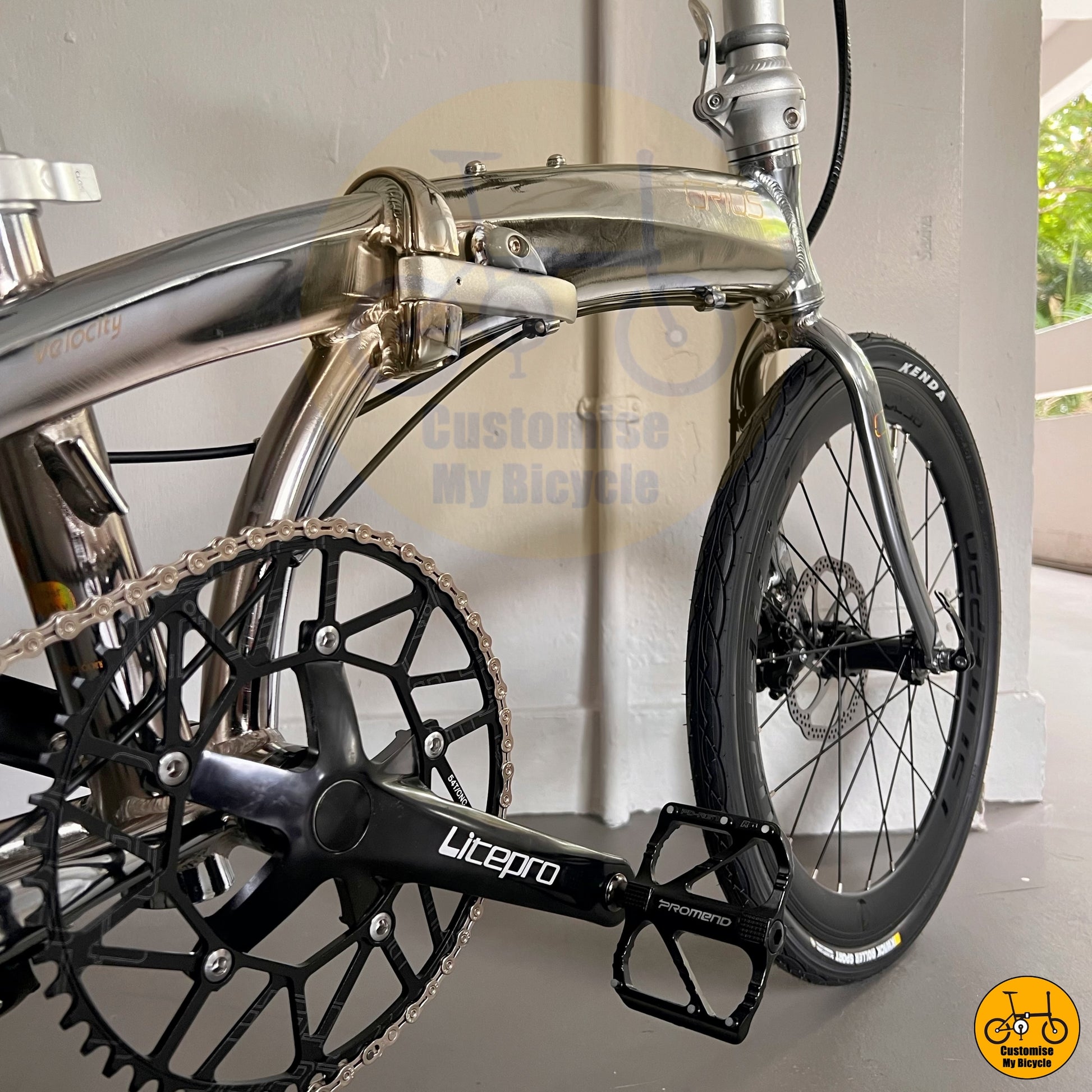 black crankset and chainring for a sleek, stealthy design
