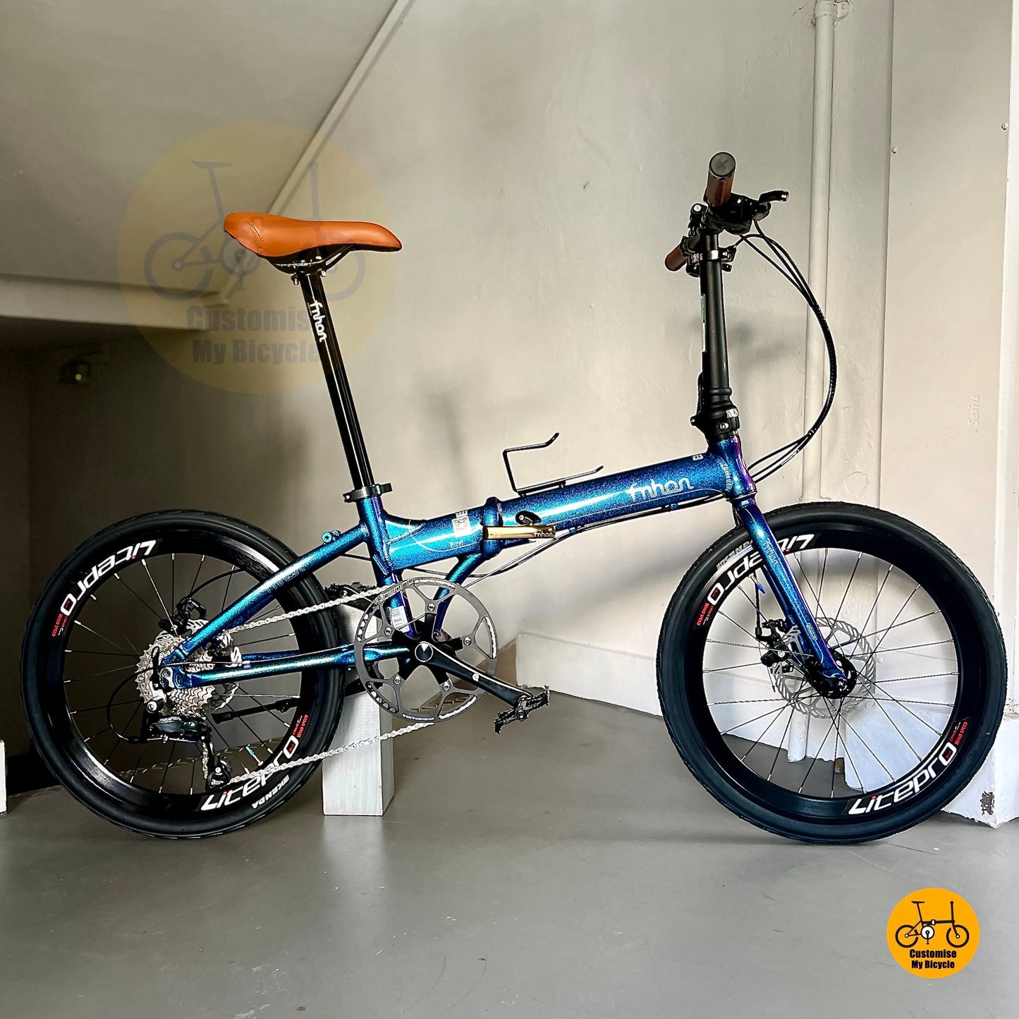 Stylish Style Foldable Bicycle With Litepro Aero Wheels And Brown Saddle Handgrip Design
