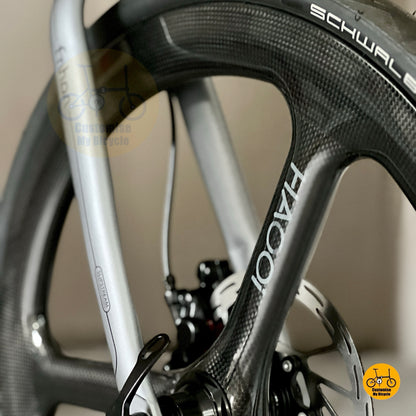 Haooi carbon trispokes rear wheel 3k pattern glossy finishing close up
