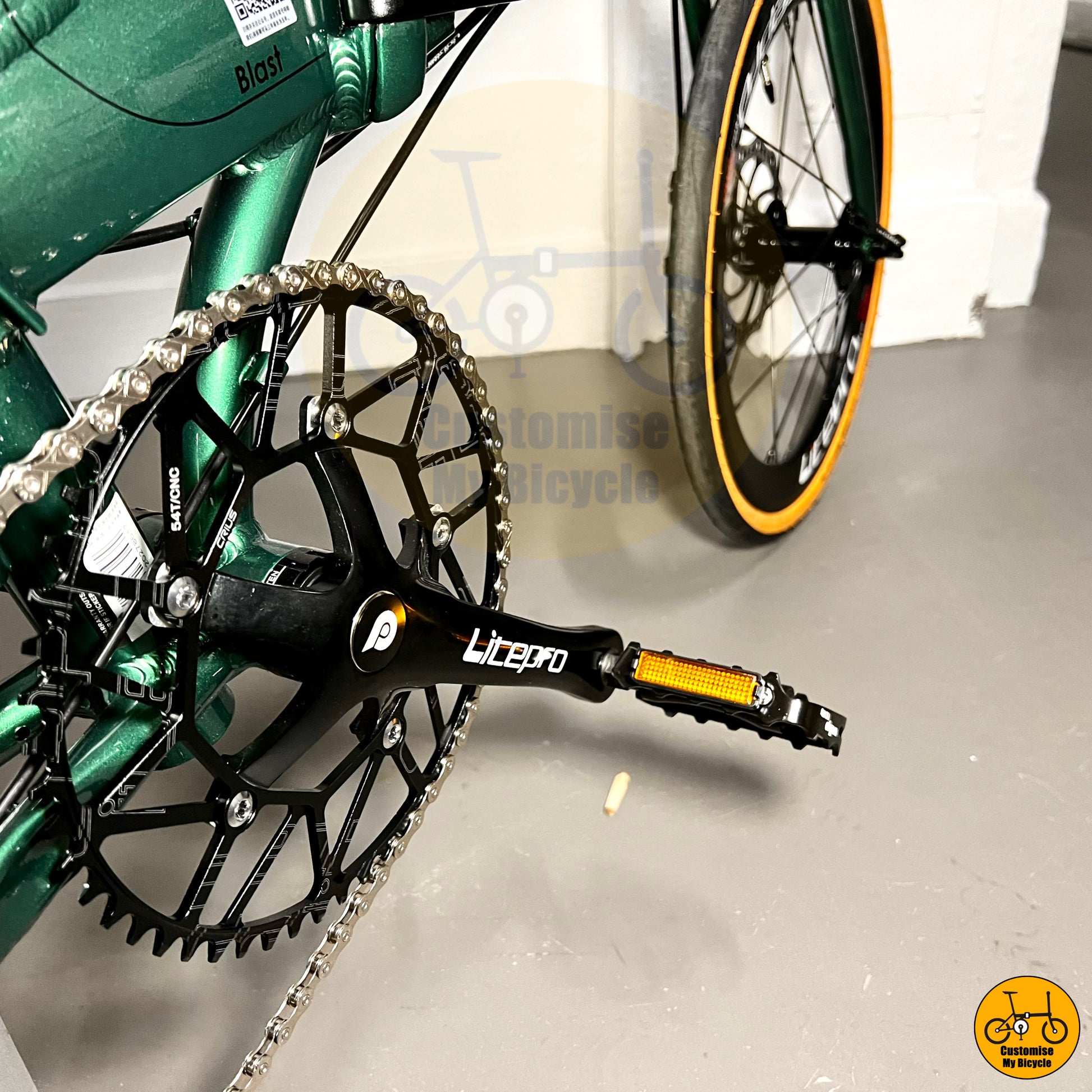 LItepro crank on Lush Green Fnhon Blast 20-Inch Folding Bicycle – Compact & City-Optimized
