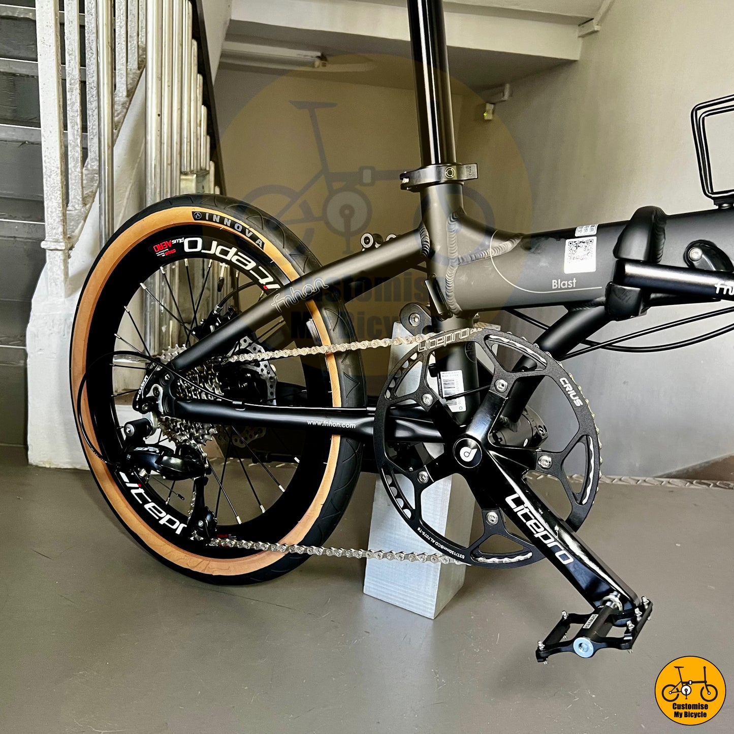 Matte black frame on Fnhon Blast 20-Inch Folding Bike – Classic Brown Wall Tyres for a Vintage Feel
