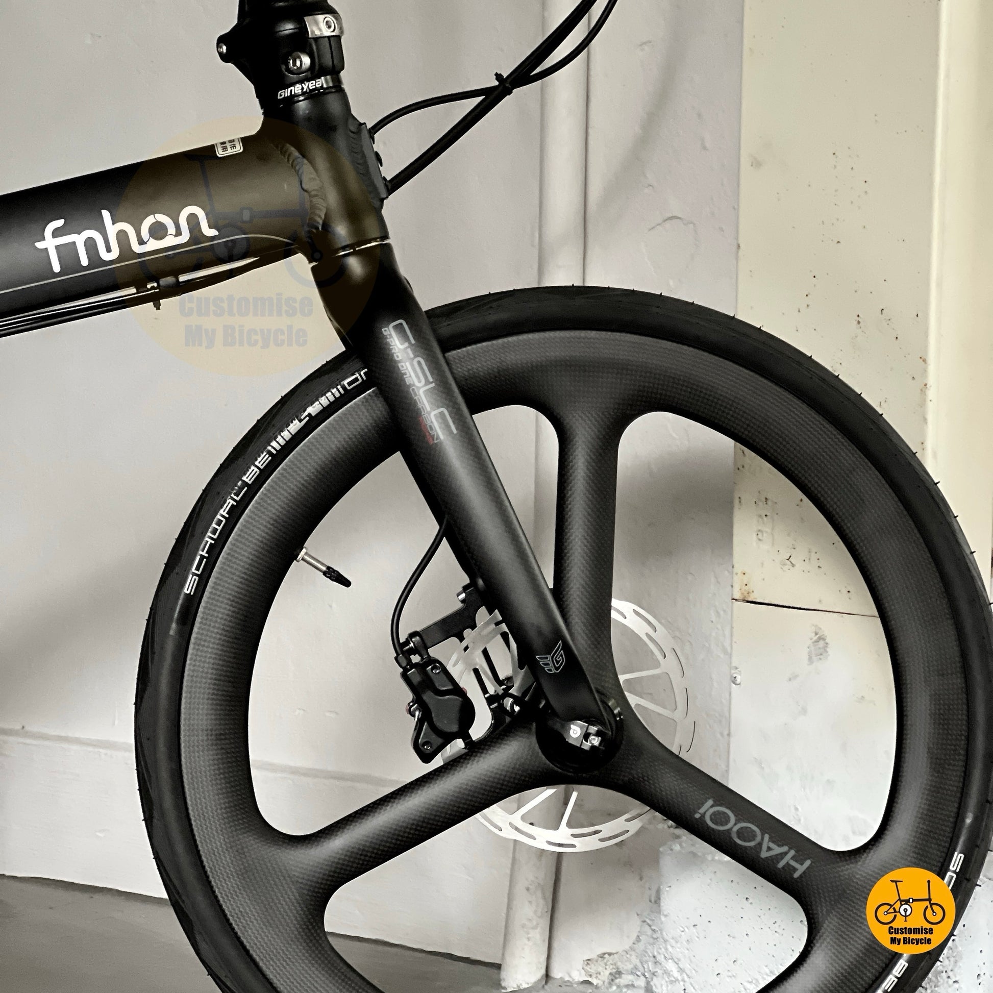 Close up of HAOOI carbon trispokes wheels on Fnhon Blast
