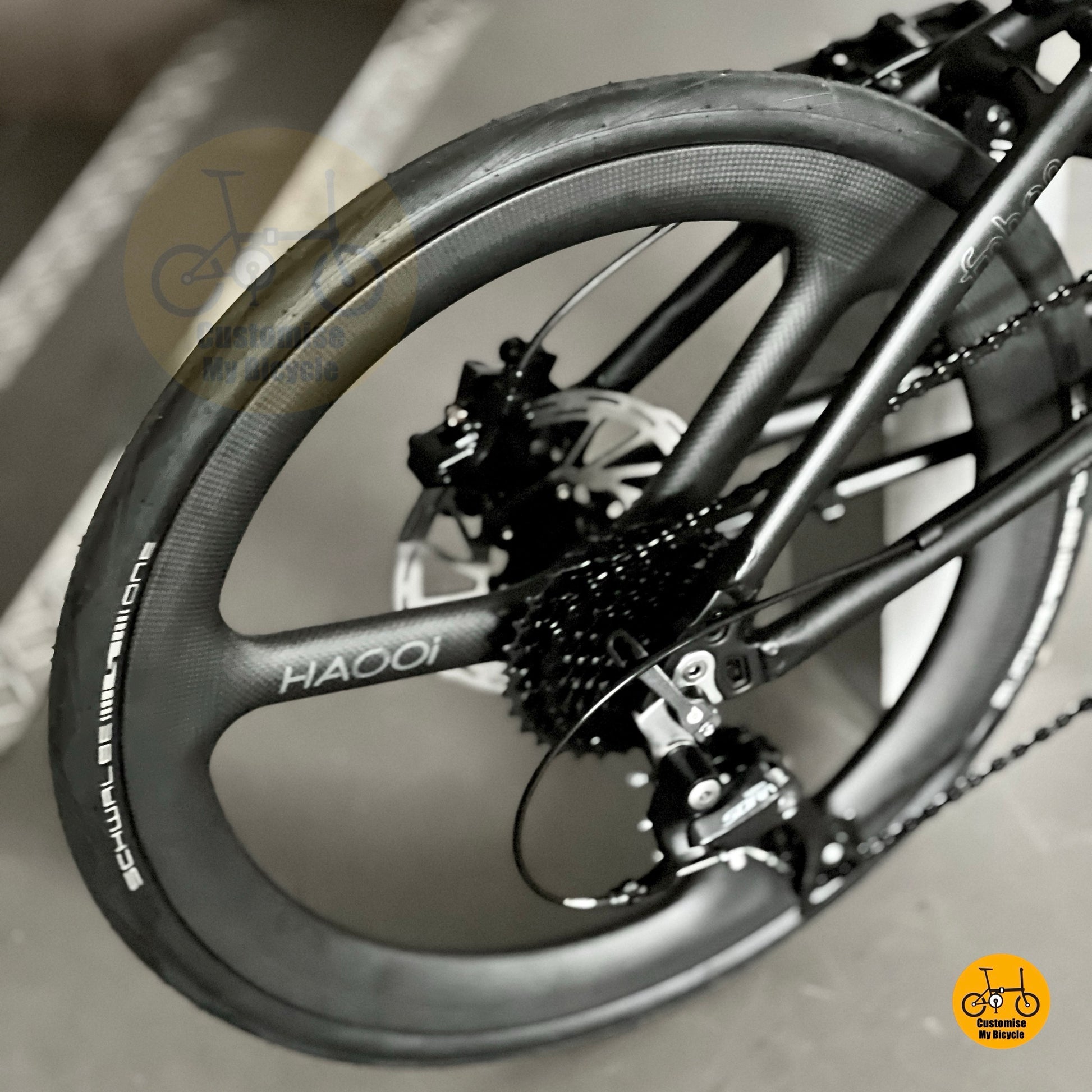 Close up of Shimano 9 gears drivetrain on Fnhon Blast
