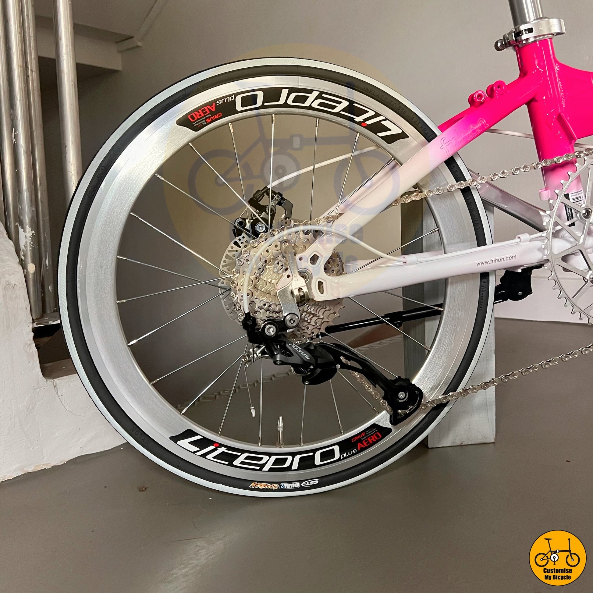 CST Speedway White Wall Tyre on Pink Panther-Inspired Fnhon Blast 22-Inch Foldable Bike – A Playful & Sporty Ride
