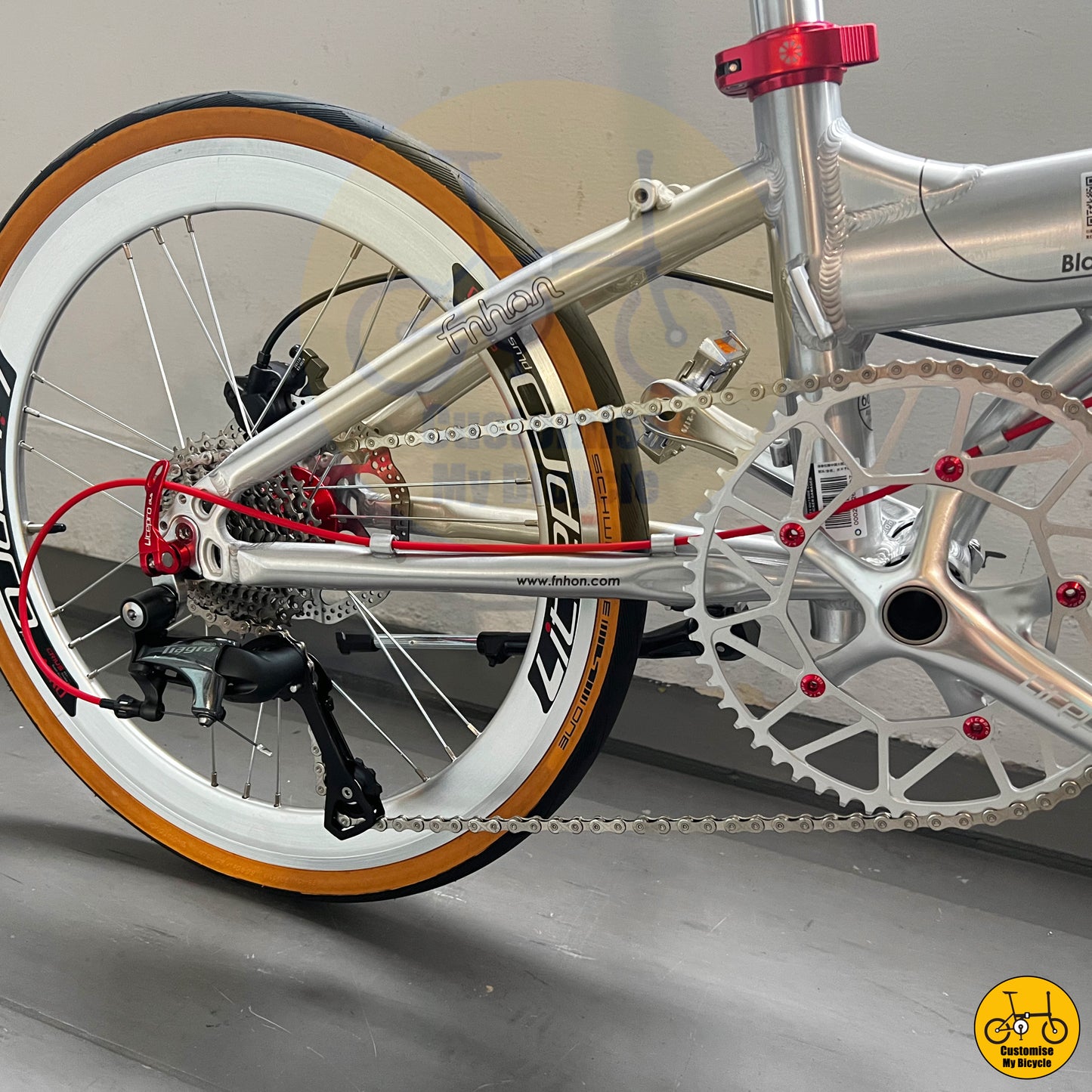 Litepro hollow chainring & red seat post clamp on Polished Silver Fnhon Blast 22-Inch Folding Bike – Inspired by Sci-Fi Aesthetics
