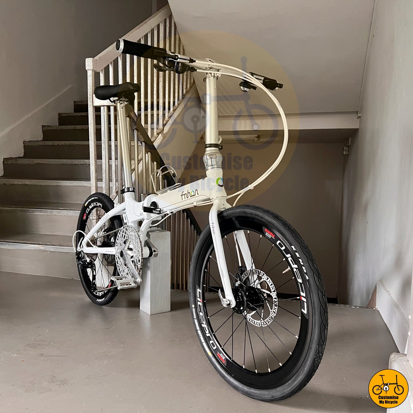 White Jagwire Cable Casing on High-Performance Fnhon Blast 22-Inch Folding Bike – A Clean Look with Modern Features
