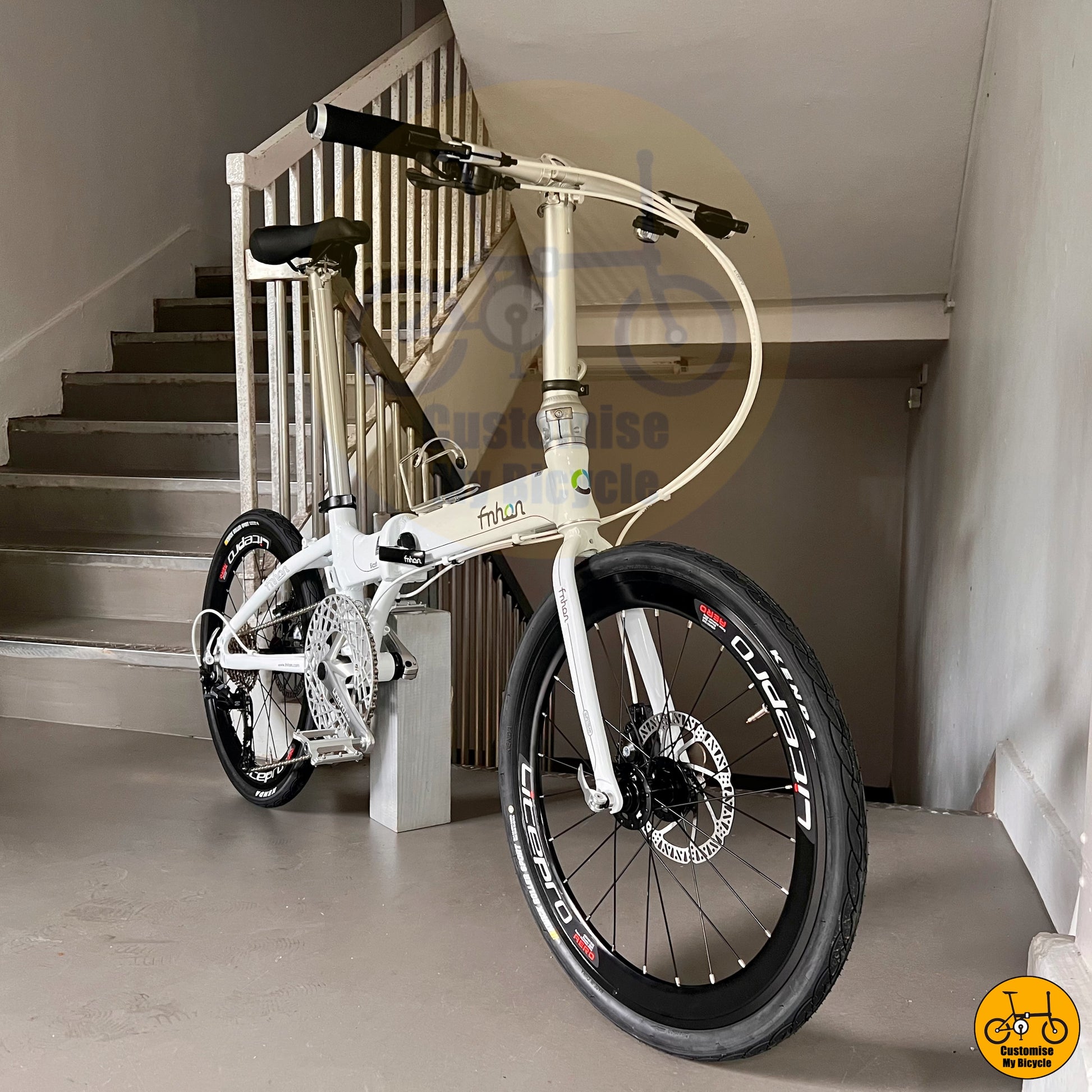 White Jagwire Cable Casing on High-Performance Fnhon Blast 22-Inch Folding Bike – A Clean Look with Modern Features
