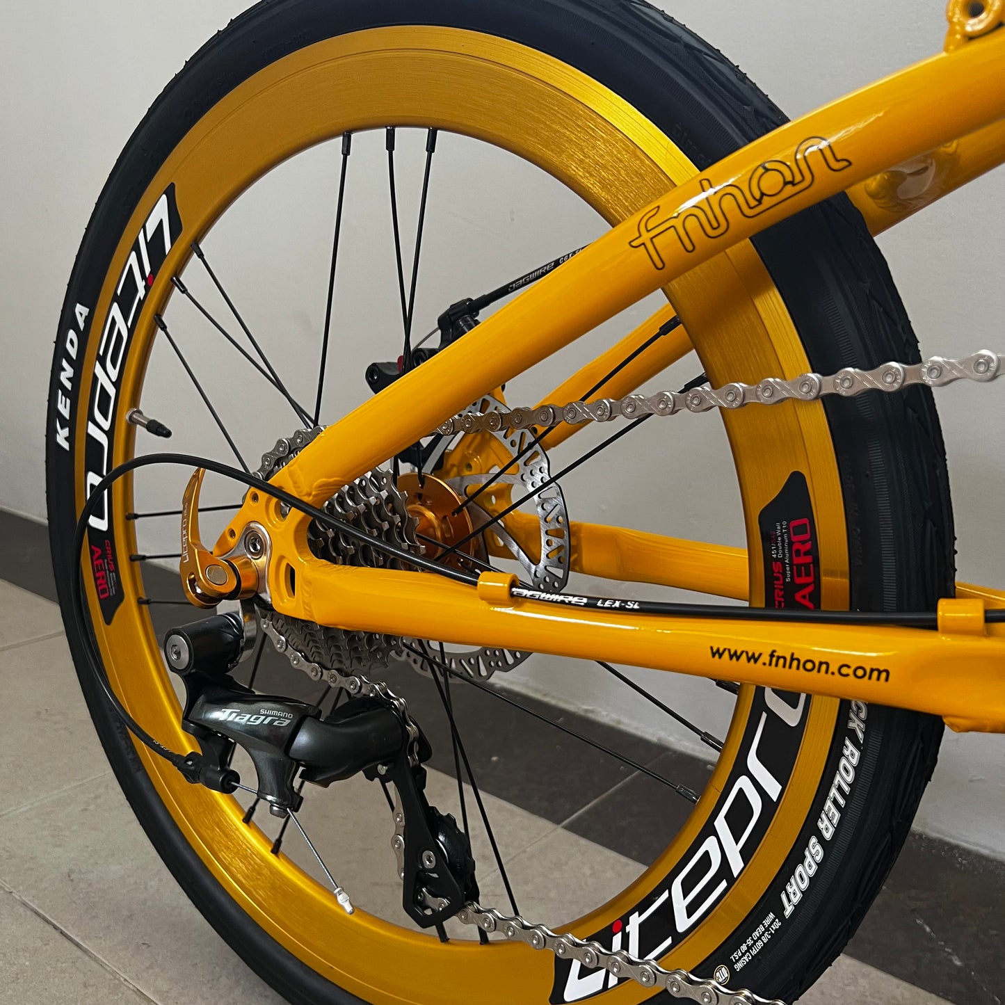 Fnhon Blast 22-Inch Folding Bike – A Brompton & Birdy Alternative in Banana Yellow
