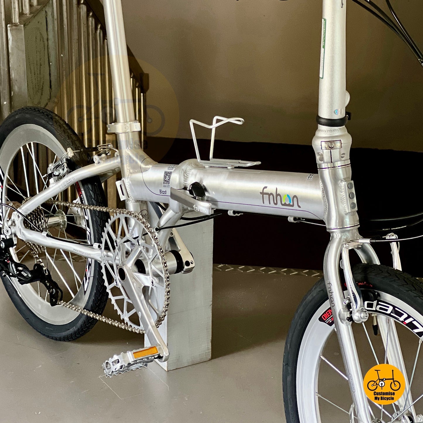 Lightweight aluminium alloy Fnhon Blast folding bike in silver
