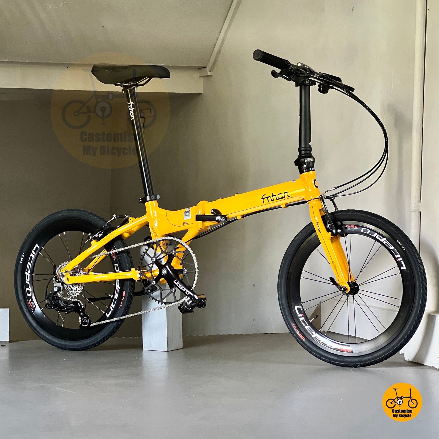 Basikal lipat ringan warna kuning emas lengkap dengan tayar CST dan komponen Litepro