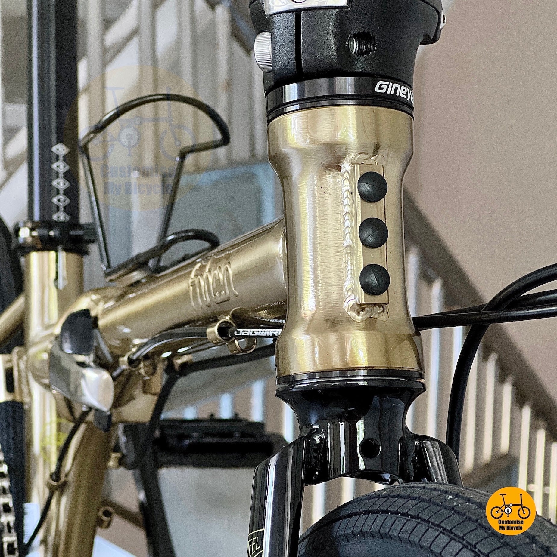 Front view of round bar Fnhon Gale 22" folding bicycle