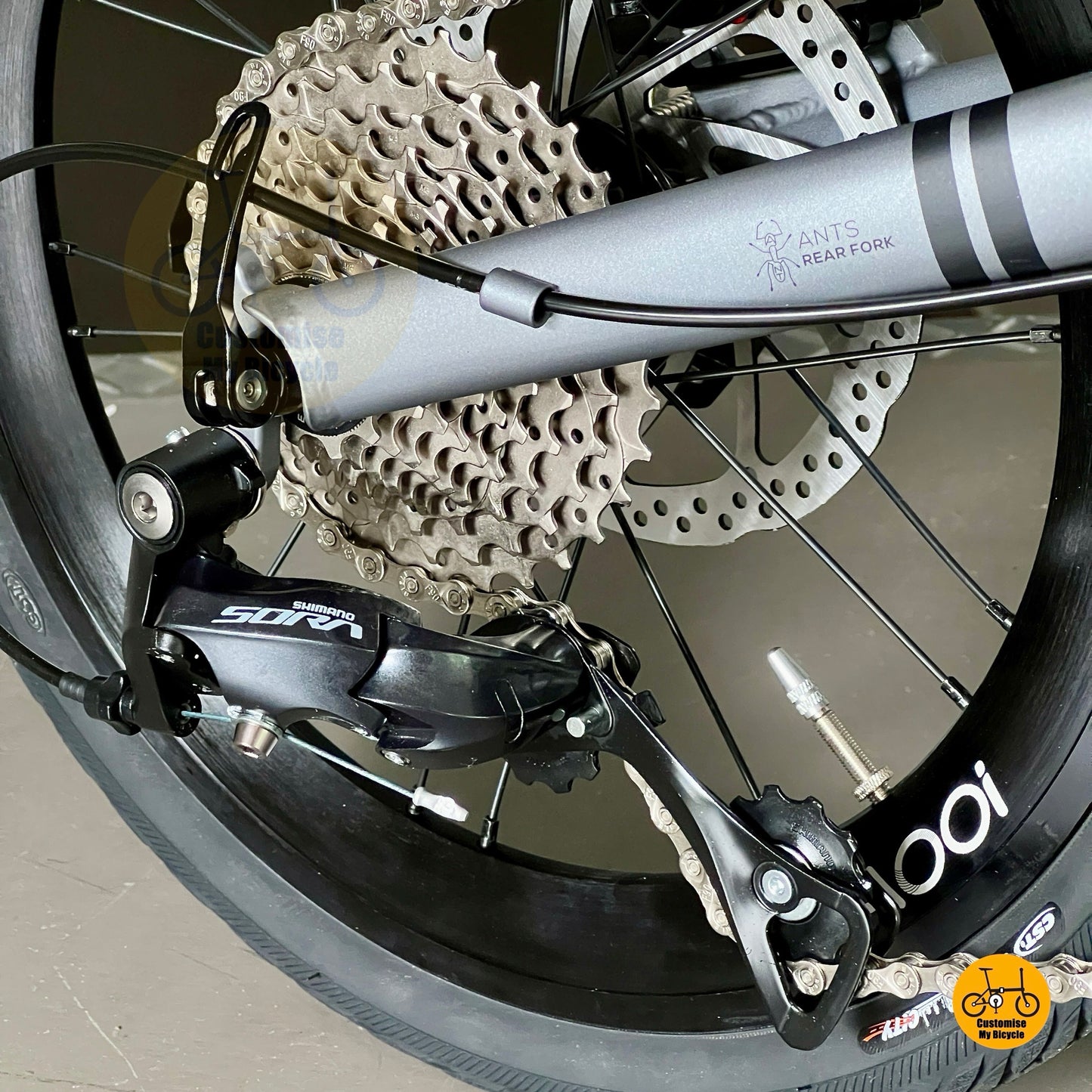 Rear derailleur close up highlighting SHIMANO 9 gears for smooth shifting on Fnhon Gust 18 inch Battleship Grey