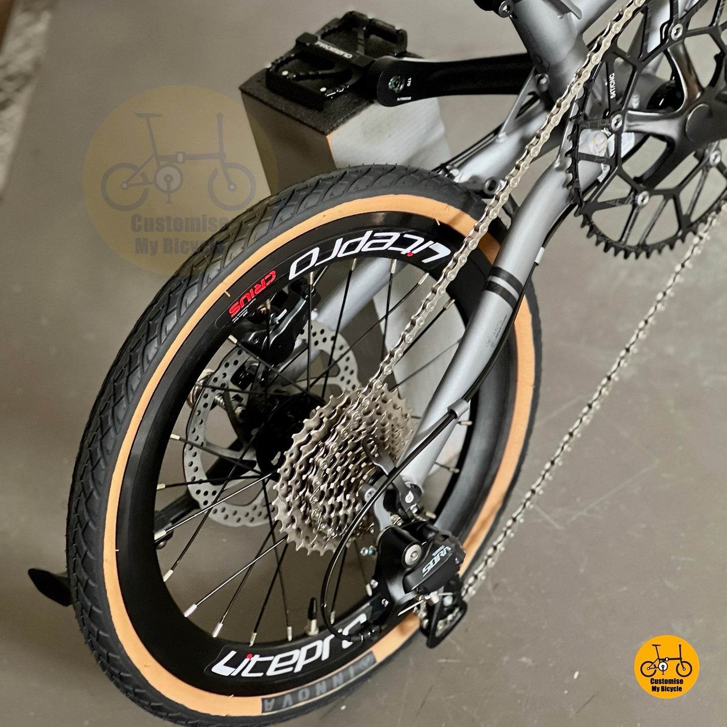 Fnhon Gust folding bike close up shimano 9 gears drivetrain and rear cassette system
