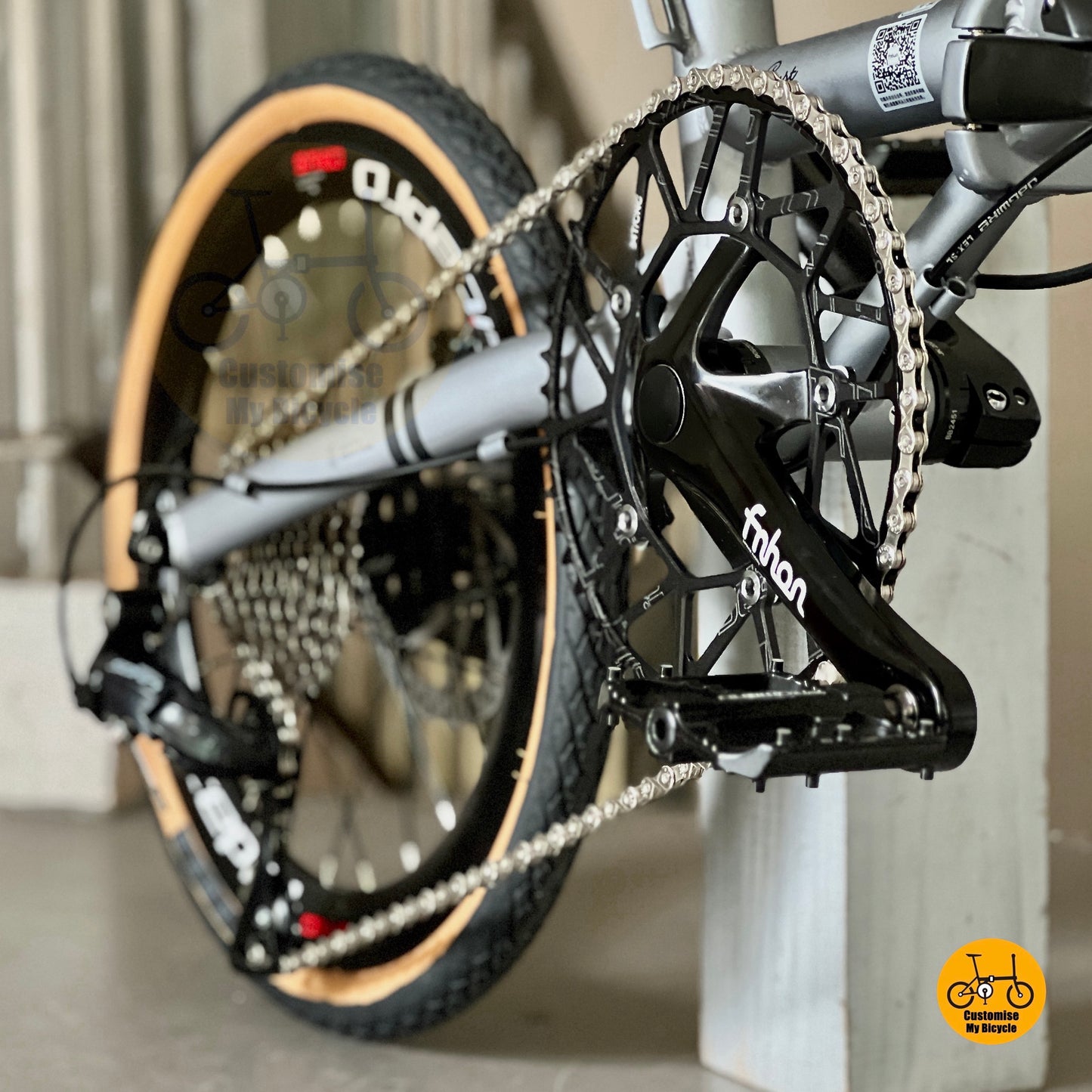 Fnhon Gust folding bike close up litepro hollowtech crank with 54t chainring
