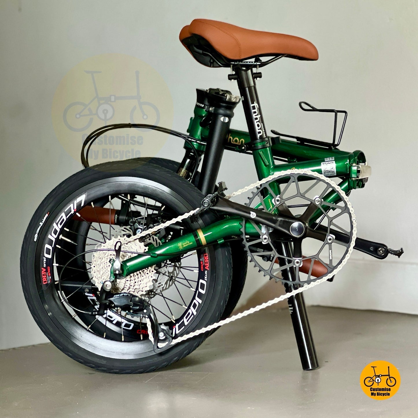 Fnhon Gust 18-inch folding bicycle with Litepro 54T chainring and smooth urban background