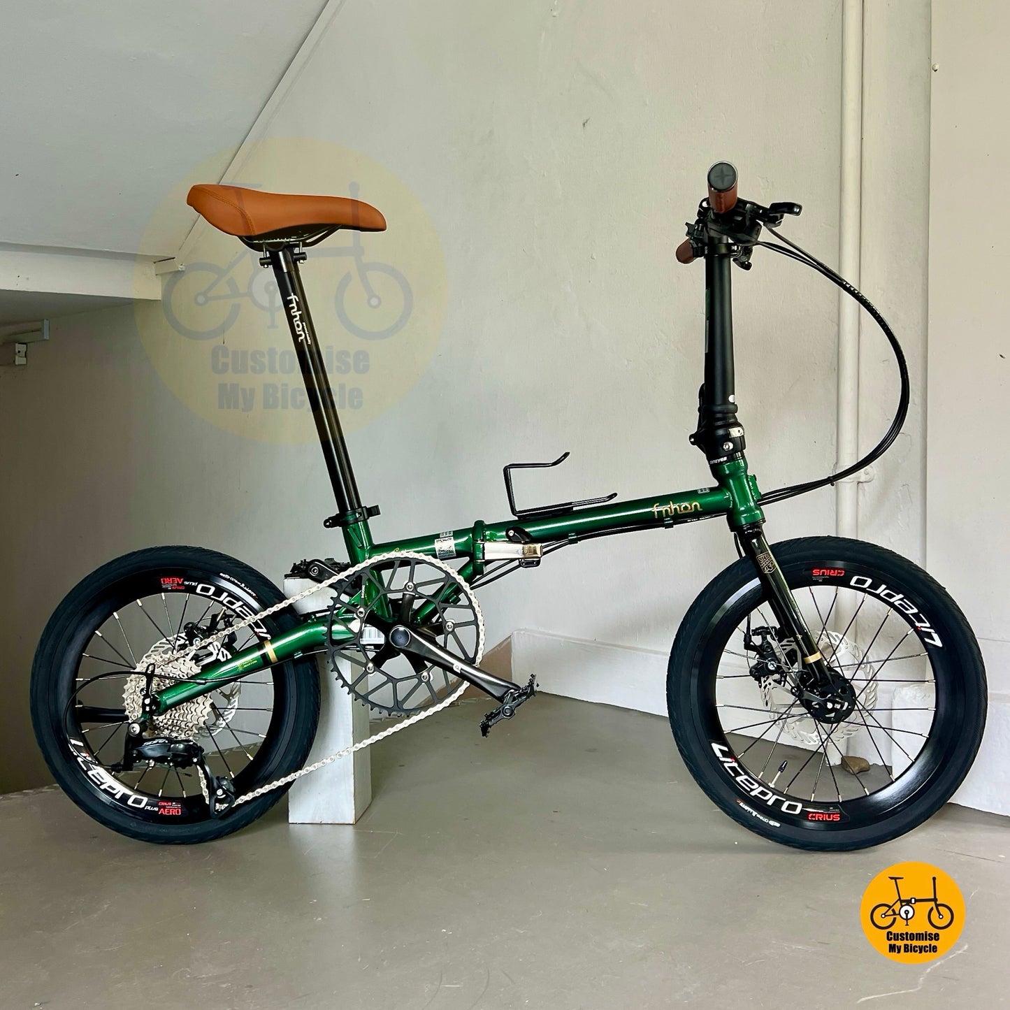 Side view of Fnhon Gust 18" emerald green foldie with high profile Litepro wheels and brown saddle