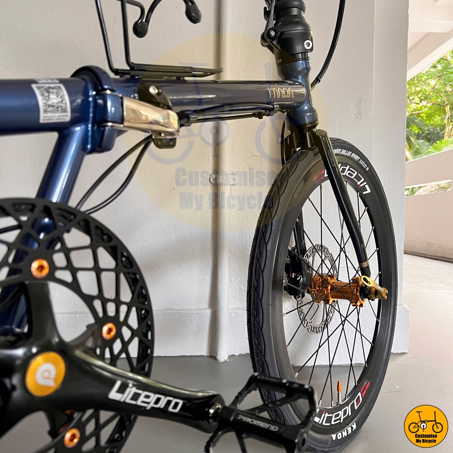 Aerodynamic folding bicycle with a lightweight round bar frame
