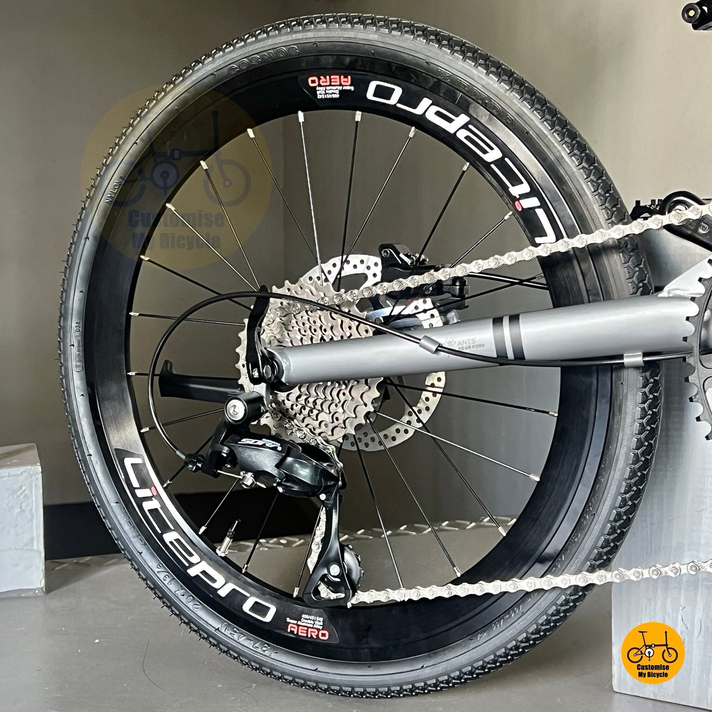 Fnhon Gust Shimano 9 gears drivetrain close up
