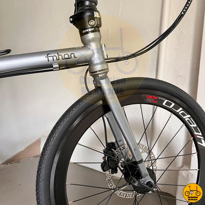 Fnhon Gust 20-inch folding bike with battleship grey frame and disc brakes
