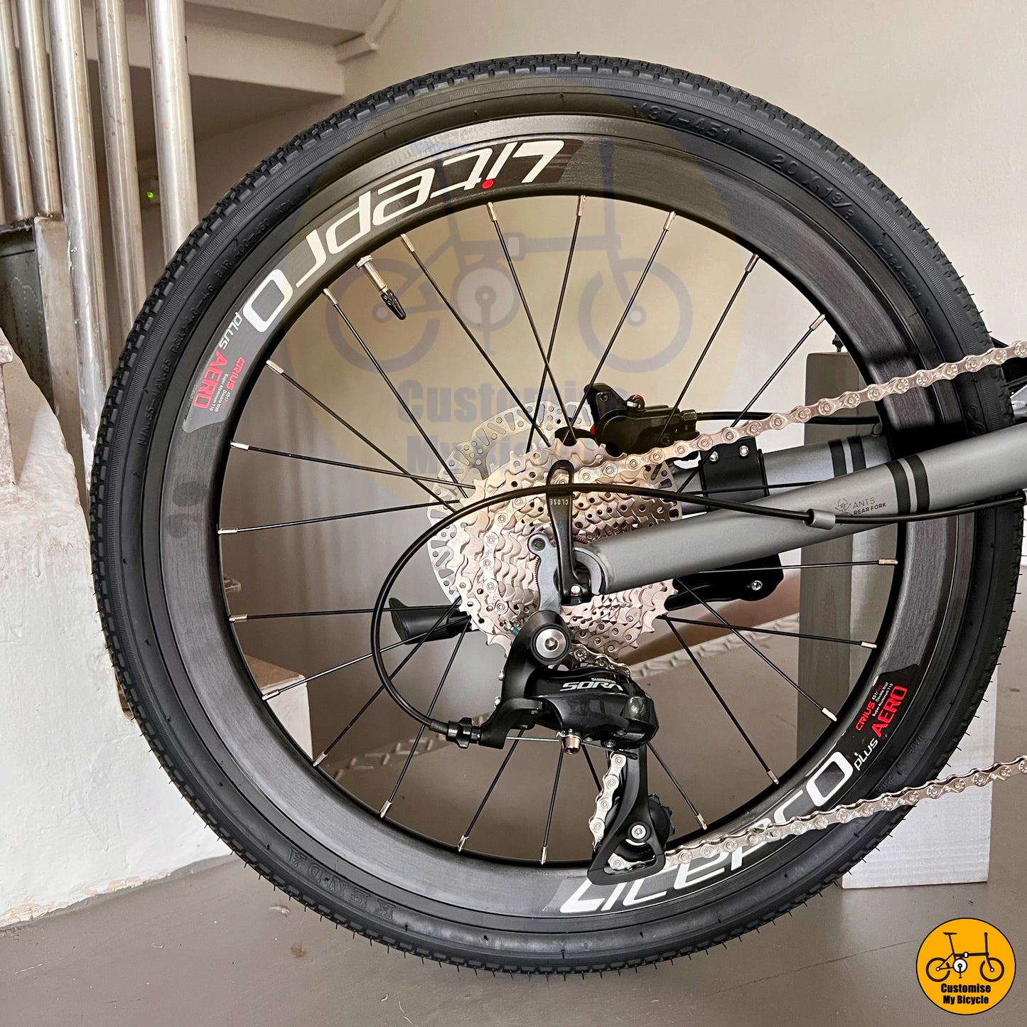 Foldable bicycle with Shimano gearset and lightweight alloy frame
