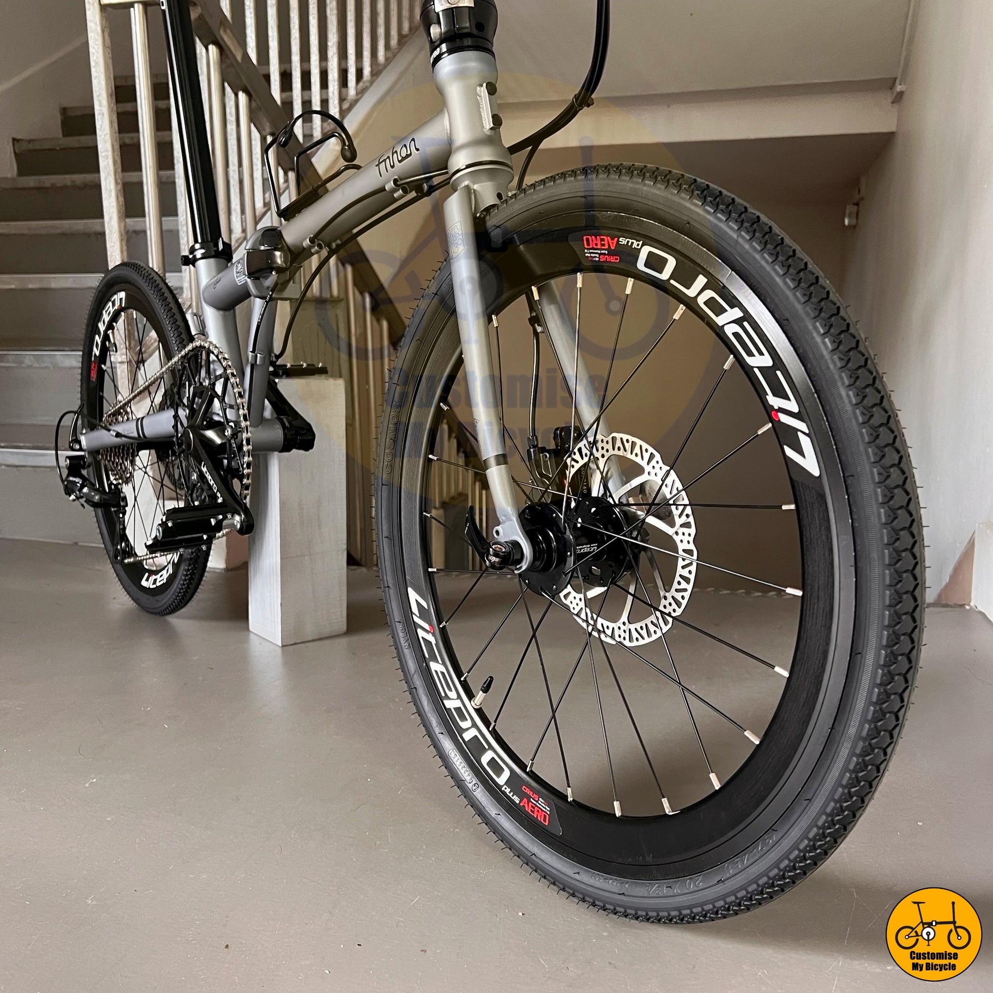 Shimano 9-speed drivetrain for smooth city and PCN rides
