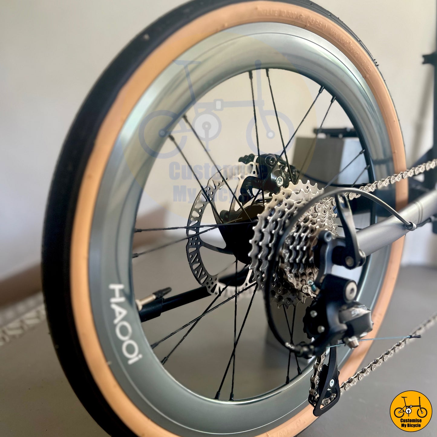 Fnhon Gust foldie with smooth Shimano drivetrain and lightweight build
