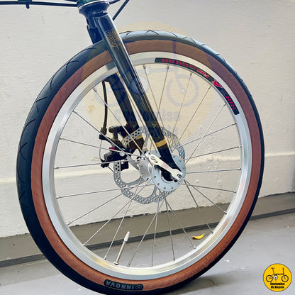 City-friendly folding bicycle with brown-wall tyres for a vintage feel
