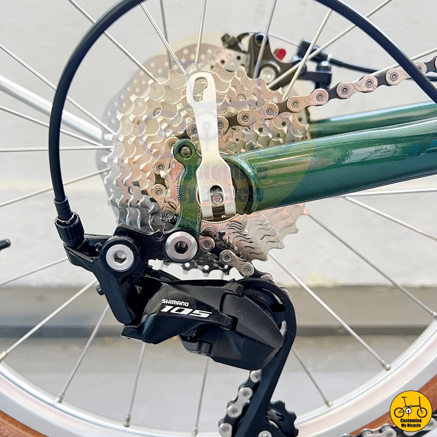 Folding bike with Shimano 11-speed 105 gear system for smooth shifting
