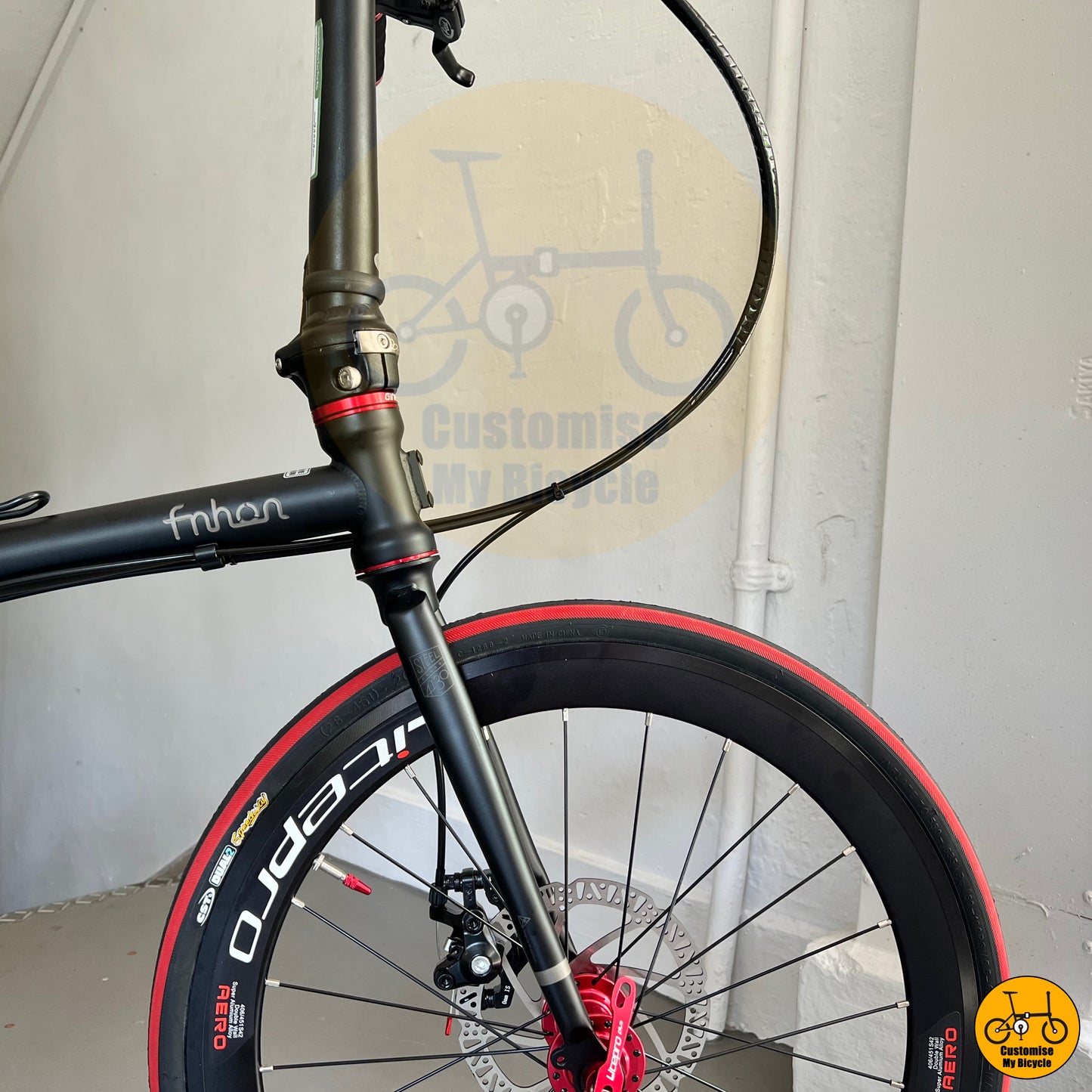 Matte black Fnhon Gust 22-inch folding bike with red wall tyres
