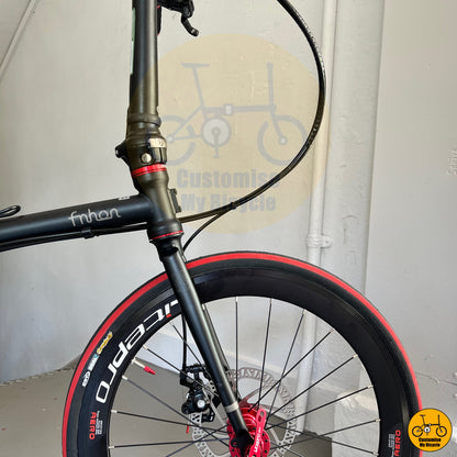 Matte black Fnhon Gust 22-inch folding bike with red wall tyres
