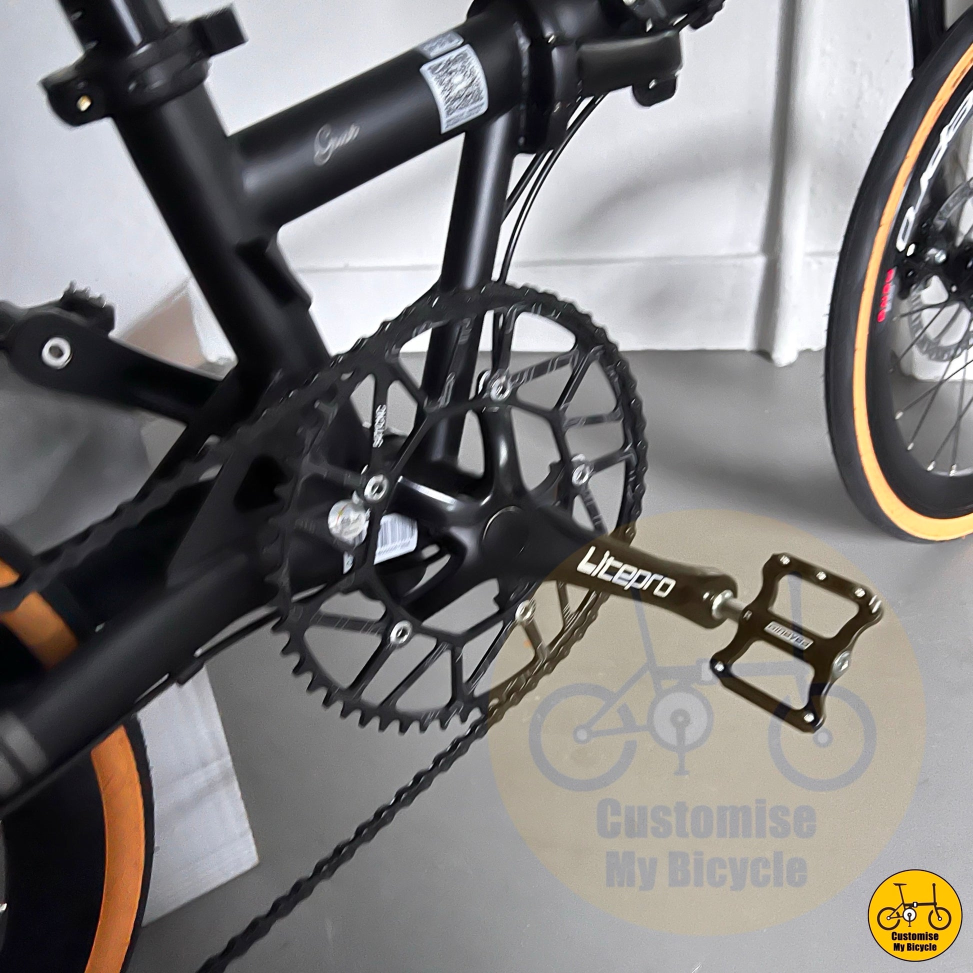 close-up of SUMC black chain on Fnhon Gust
