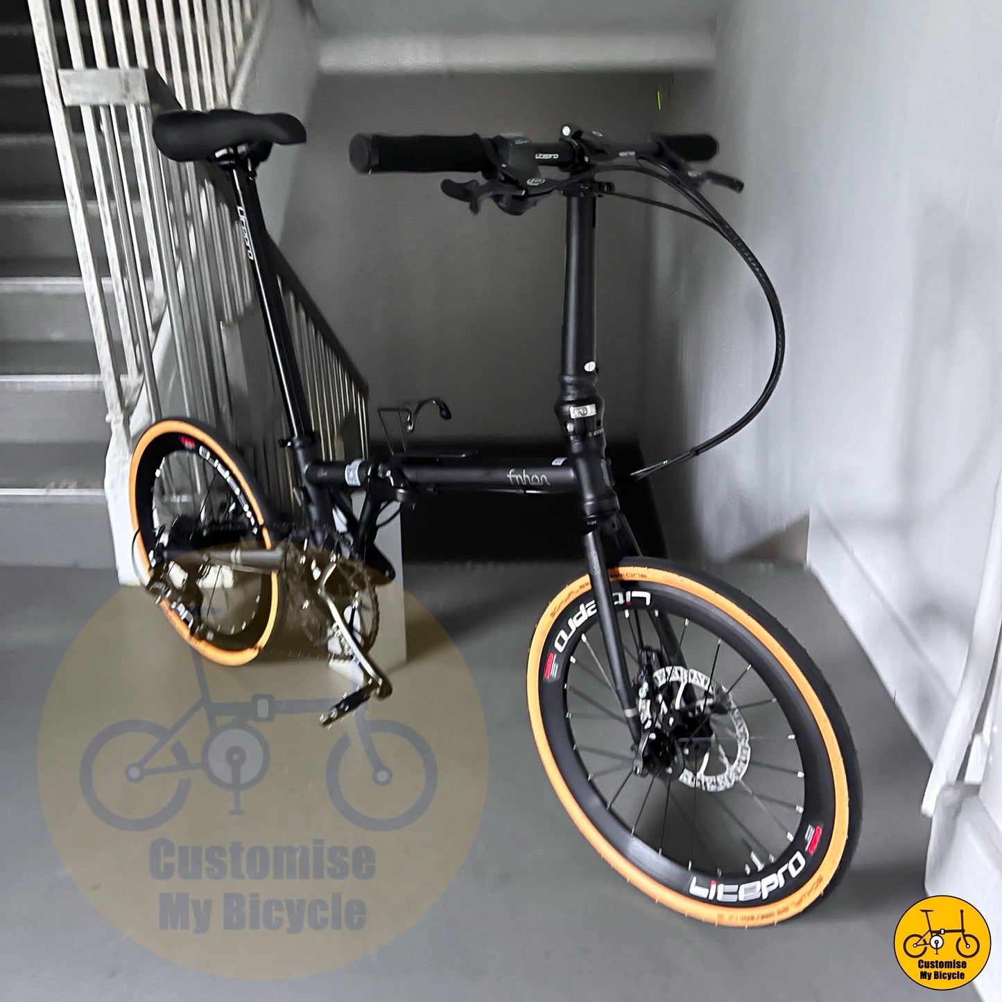 Fnhon Gust 20-inch Basikal Lipat Reka Bentuk Matte Hitam & Tayar Tan Wall
