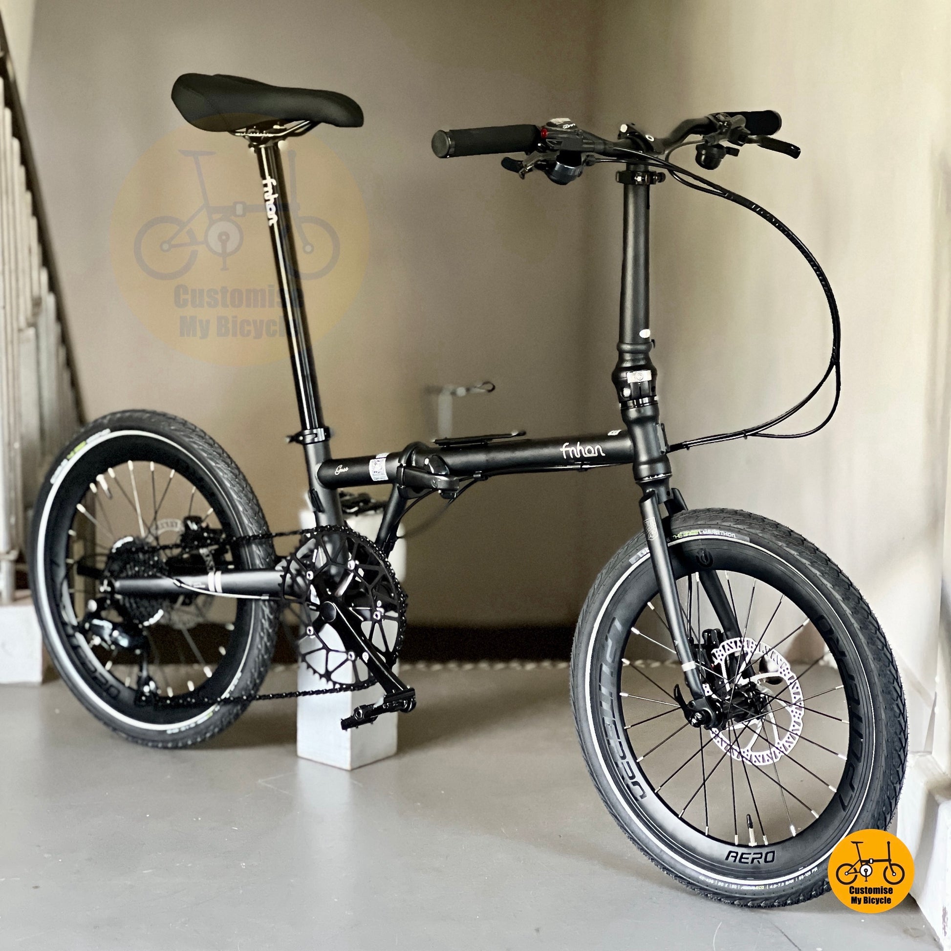 Basikal lipat Fnhon Gust hitam matte dengan gear Shimano 9 dan tayar Schwalbe Marathon  
