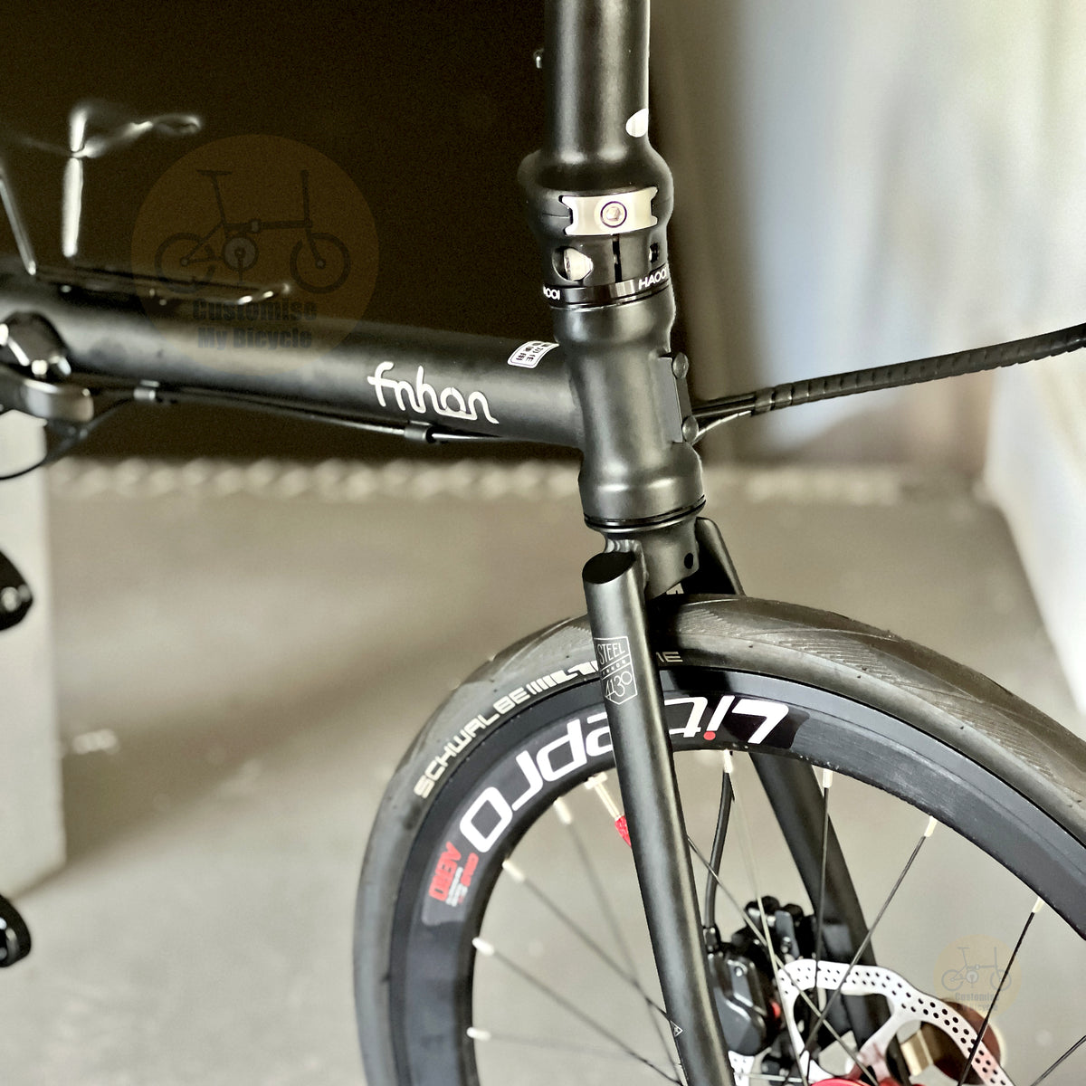Fnhon Gust 22" Matte Black folding bike frame material colour detail