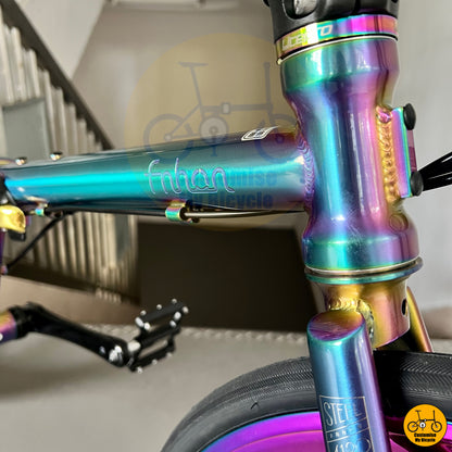 Sleek and stylish city foldie with a reflective chameleon paint job
