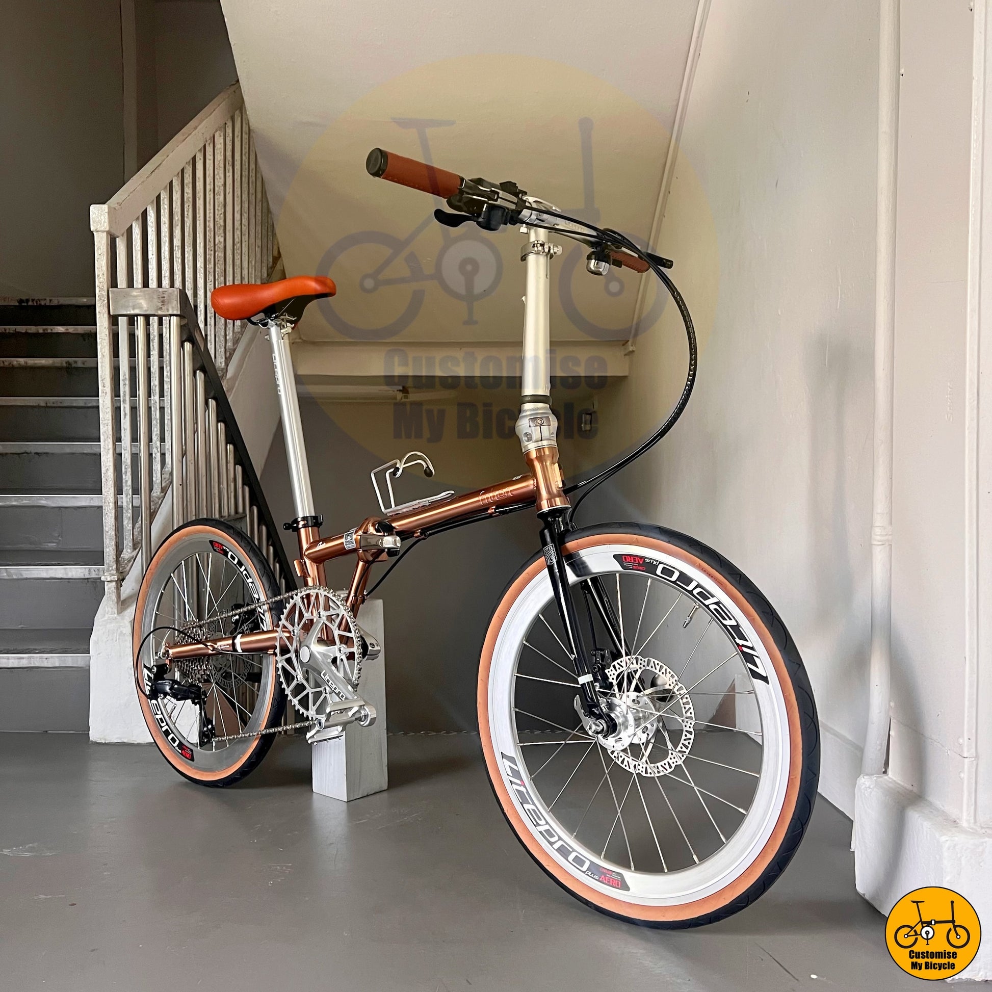 Classic Fnhon Gust foldie with brown wall tyres for a vintage touch
