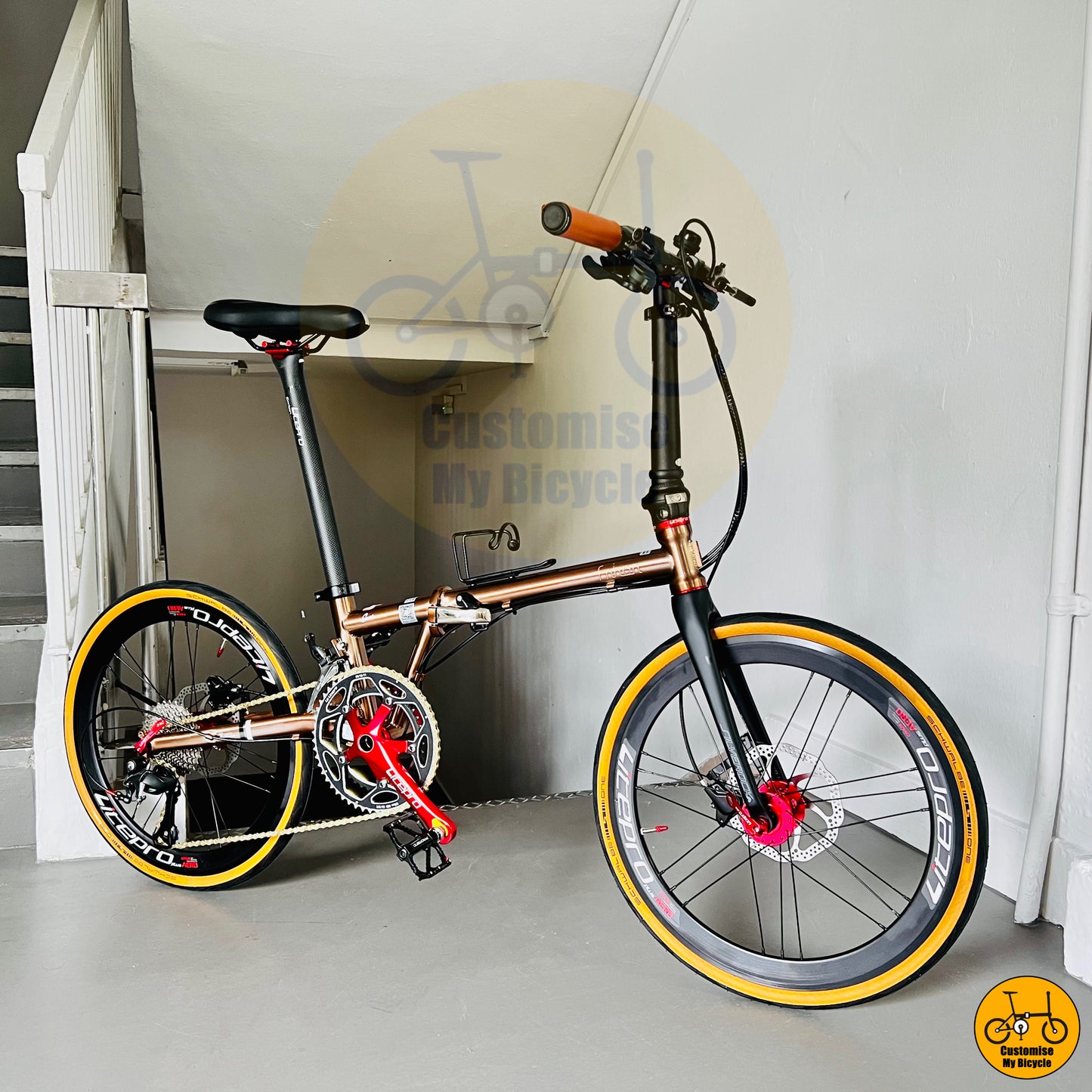 City commuter bike with hydraulic disc brakes and aerodynamic wheels
