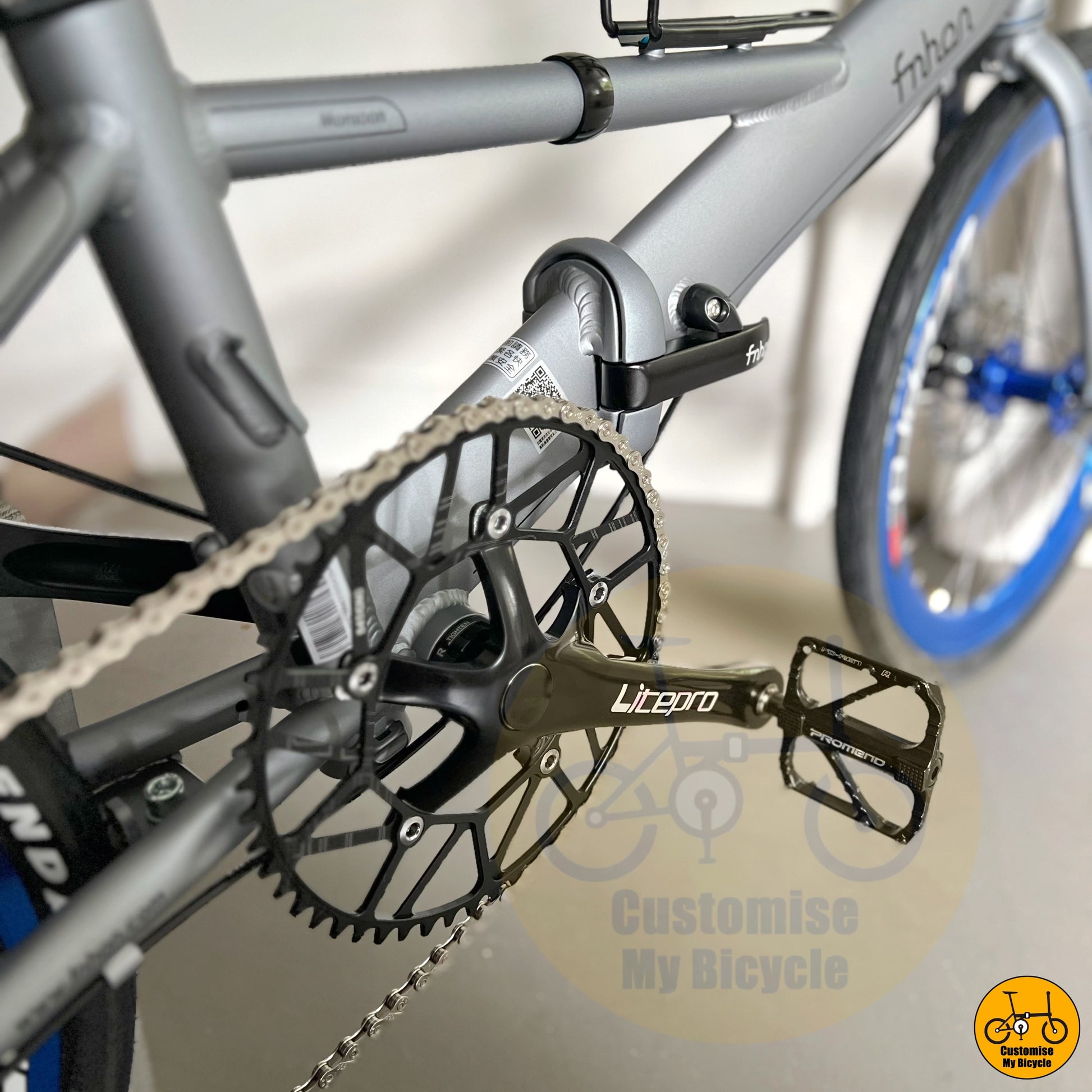 Strong Lock Hinge on Compact & Reliable Fnhon Monsoon 22-Inch Foldie – A Versatile City Commuter
