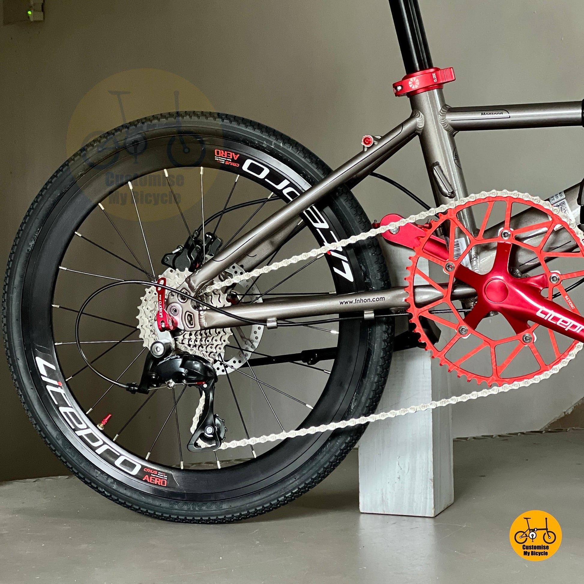 Red accents on polished grey aluminium frame  
